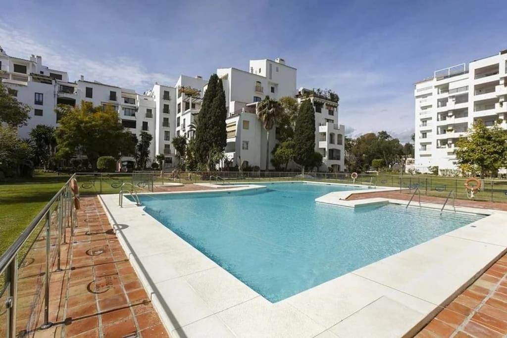 Caprichoso Apartamento En El Corazon De Puerto Banus Marbella Bagian luar foto